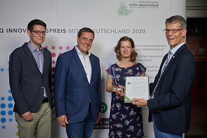 Gewinner des IQ Innovationspreis Halle 2020
Martin-Luther-Universität Halle-Wittenberg, Institut für Physik
v.l. Oliver Zielinski, Dr. Thorsten Hickmann (beide Eisenhuth GmbH & Co. KG),
Dr. Maria Gaudig (Martin-Luther-Universität Halle-Wittenberg, Institut für Physik)
Bürgermeister Egbert Geier (Stadt Halle/Saale)
Bildnachweis: TGZ Halle/Marco Warmuth