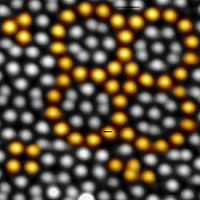 Rastertunnelmikroskopische Abbildung der atomaren Struktur eines oxidischen Quasikristalls. Die Bauelemente der Kachelung sind farblich hervorgehoben. Benachbarte Atome sind ca. 0,7 nm voneinander entfernt.