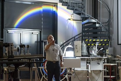 Detlef Reichert showing the physics of rainbows (Photo: : Maike Glckner)
