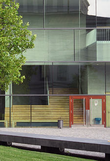 Eingang des Auditorium Maximum am Universitätsplatz.