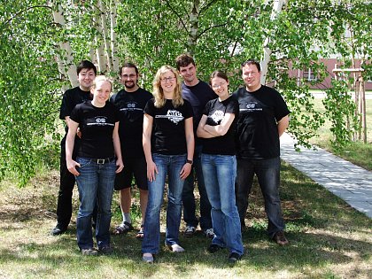 Dieses Bild zeigt den Fachschaftsrat Physik 2010/2011: v.l. René Zahl, Tina Fuhrmann, Jonas L. Dabelow, Berit Schreck, Stefan Thomas, Anna-Katharina Krämer, Robert Roth