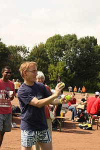 Sommerfest 2009: Prof. Widdra beim Dosenwerfen