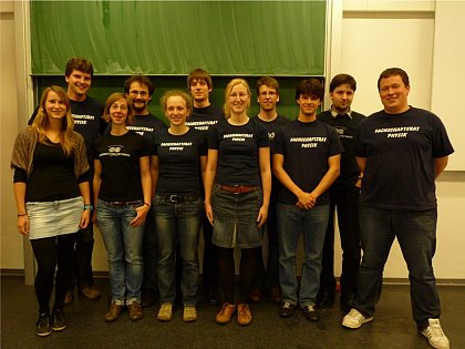 FSR Physik 2012/2013 mit Mitgliedern der Periode 2011/2012 (von links): Eva Zollner, Stefan Thomas, Kathrin Hohmann, Jonas L. Dabelow, Tina Fuhrmann, Erik Kohl, Berit Schreck, Albert Hönemann, Heiner Baier, René Zahl, Robert Roth