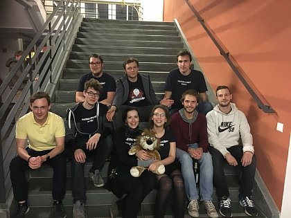 Der Fachschaftsrat 17/18 (v.l.)
Hinten: Julian Schneider, Till Hanke, Stefan Jaschik
Vorne: Felix Schwalm, Wolfgang Hoppe, Caroline Weber, Löφ, Leoni Werle, Clemens Wittke