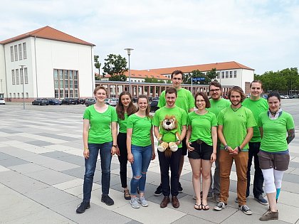 FSR Physik 18/19
Hinten: Paula Mrstedt, Stefan Jaschik, Julian Schneider, Kai Henk
Vorne: Lean Rohlfs, Alina Wenzel, Felix Schwalm, Leoni Werle, Oliver Busch, Caroline Weber