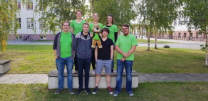 Der Fachschaftsrat 2019/2020 (von links nach rechts):
hinten: Lean Rohlfs, Leoni Werle (Sprecherin), Alina Wenzel
vorne: Kai Henk, Jacob Schmieder (stellv. Sprecher), Löφ, Oskar Sadowski (Finanzer), Julian Schneider (stellv. Finanzer)