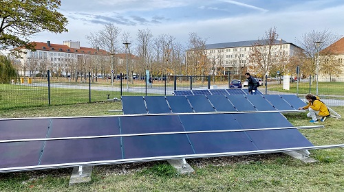 Zwei Studenten vor einer Solarzelle 