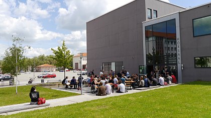 Physics Info Day - Barbecue at the lecture hall building (Photo: Detlef Reichert)