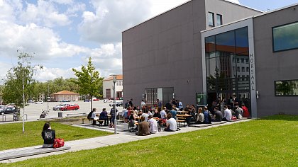 Studieninfotag der Physik - Grillen am Hörsaalgebäude (Foto: Detlef Reichert)