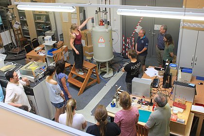 Infotag der Physik - Laborführung NMR (Foto: Detlef Reichert)