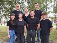 Der Fachschaftsrat 2024/2025 (von links nach rechts):
Marleen Bodenstein, Paul von Nessen (stellv. Sprecher), Anna Kiefel (Sprecherin), Leonie Lentz, Jonas Staritz, Henry Pommer, Felix Steigel (Finanzer)
nicht auf dem Bild: Elias Eckmann (Finanzer)