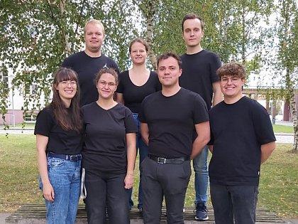 Der Fachschaftsrat 2024/2025 (von links nach rechts):
Marleen Bodenstein, Paul von Nessen (stellv. Sprecher), Anna Kiefel (Sprecherin), Leonie Lentz, Jonas Staritz, Henry Pommer, Felix Steigel (Finanzer)
nicht auf dem Bild: Elias Eckmann (Finanzer) 
